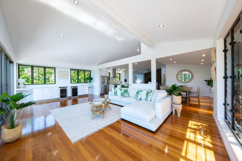 Seaview On Airlie - Holiday Sunshine Coast 2