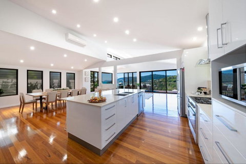 Seaview On Airlie - Holiday Sunshine Coast 3