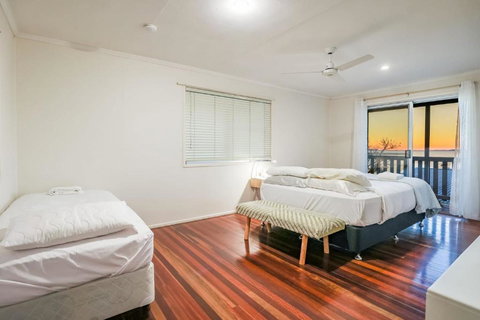 Seaview - Stunning Views Of The Bay Of 1770 - Holiday Sunshine Coast 3
