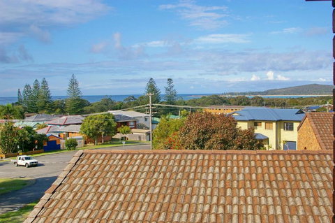 Seaview Townhouse 1 - Bring Your Own Linen. - Holiday Sunshine Coast 0