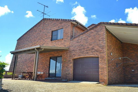 Seaview Townhouse 2 - Bring Your Own Linen. - Holiday Sunshine Coast 0