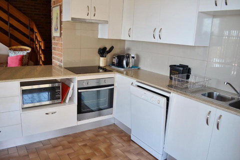 Seaview Townhouse 2 - Bring Your Own Linen. - Holiday Sunshine Coast 2