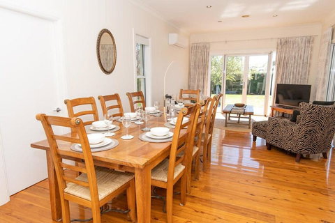 Secret Cottage Charming & Cosy Home Sleeps 8 - Holiday Sunshine Coast 2
