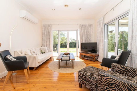 Secret Cottage Charming & Cosy Home Sleeps 8 - Holiday Sunshine Coast 1