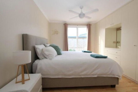 Self Contained Unit Close To The Beach - Holiday Sunshine Coast 2