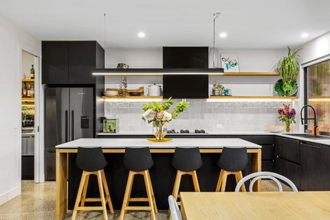 Sensational 4 Bedroom House - Free Parking - Free WIFI - Holiday Sunshine Coast 1