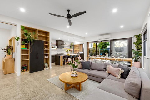 Sensational 4 Bedroom House - Free Parking - Free WIFI - Holiday Sunshine Coast 0