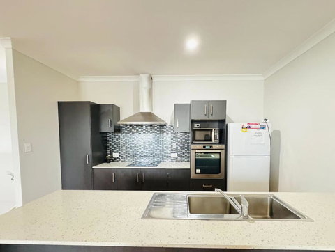 Serene Share Suite In Coopers Plains - Holiday Sunshine Coast 3