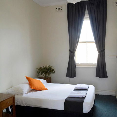 Shamrock Hotel Motel Temora - Sunshine Coast Tourism 2