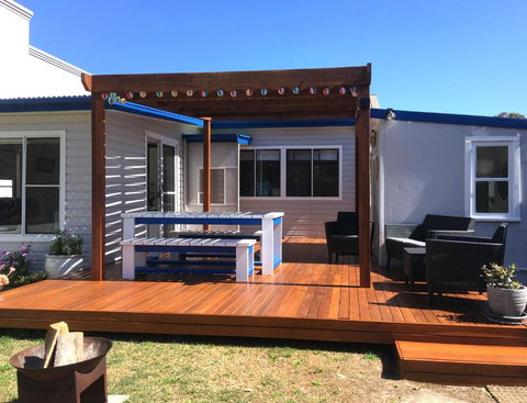 SHELLHARBOUR BEACH COTTAGE - JANUARY HOLIDAYS REDUCED - 50m To Beach - Back Gate On To Beach, Front Gate Walk To New Marina - Holiday Sunshine Coast 2
