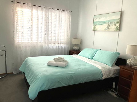 SHELLHARBOUR BEACH COTTAGE - JANUARY HOLIDAYS REDUCED - 50m To Beach - Back Gate On To Beach, Front Gate Walk To New Marina - Holiday Sunshine Coast 3