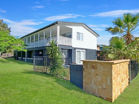 Shoal Bay Beach House One - Holiday Sunshine Coast 3