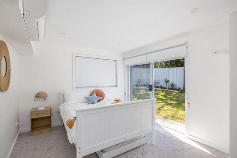 Shoal Bay Beach House One - Holiday Sunshine Coast 2