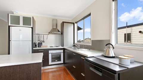 Shore Thing - Holiday Sunshine Coast 3