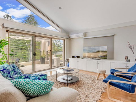 Shore To Please - Holiday Sunshine Coast 1