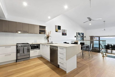 Shorelines 27 By Luxury Holidays Ocean View Buggy Transfers BBQ - Holiday Sunshine Coast 3