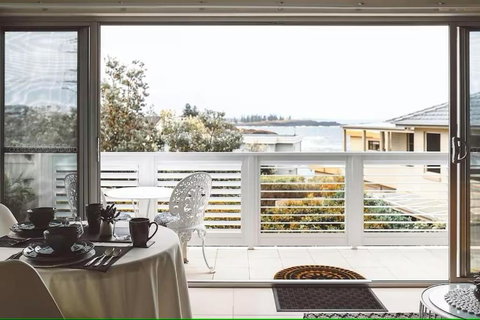 Shutters By The Sea-Waterfront On Coastal Walk-Sea Views And Sparkling - Holiday Sunshine Coast 3