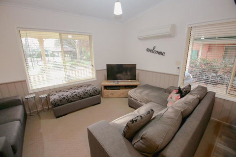 Silver Birches Holiday Village - Unit 9 - Holiday Sunshine Coast 2