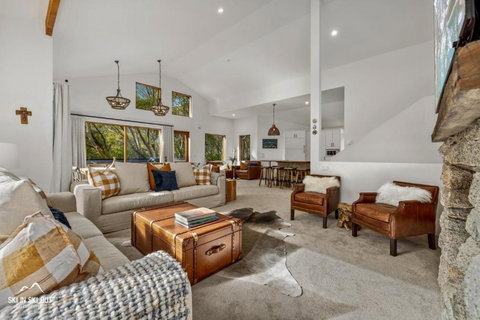 Ski In Ski Out 1 - Holiday Sunshine Coast 0