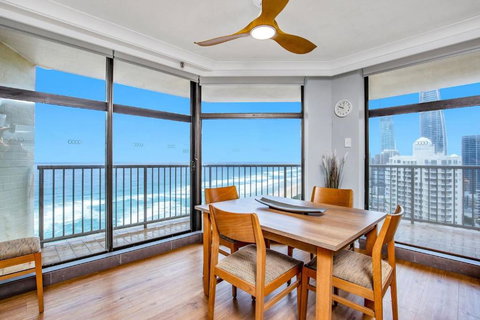 Sky High Beachside Balcony Panorama At Surfers - Holiday Sunshine Coast 0
