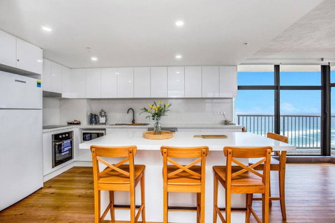 Sky High Beachside Balcony Panorama At Surfers - Holiday Sunshine Coast 3