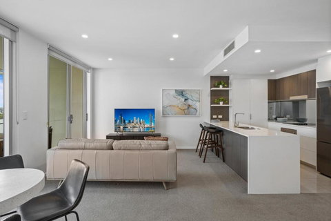 Sleek 2-Bed With Balcony And Communal BBQ Area - Holiday Sunshine Coast 0