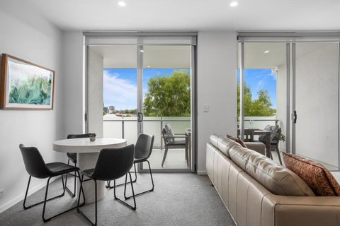 Sleek 2-Bed With Balcony And Communal BBQ Area - Holiday Sunshine Coast 1