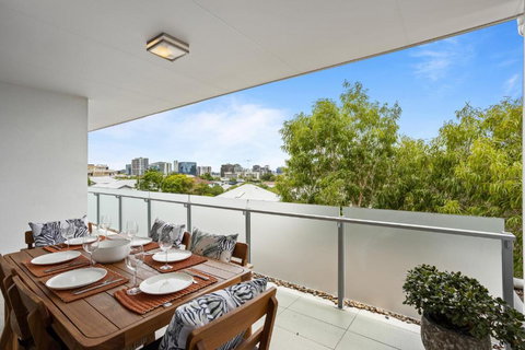 Sleek 2-Bed With Balcony And Communal BBQ Area - Holiday Sunshine Coast 2