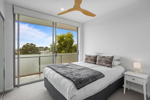 Sleek 2-Bed With Balcony And Communal BBQ Area - Holiday Sunshine Coast 3