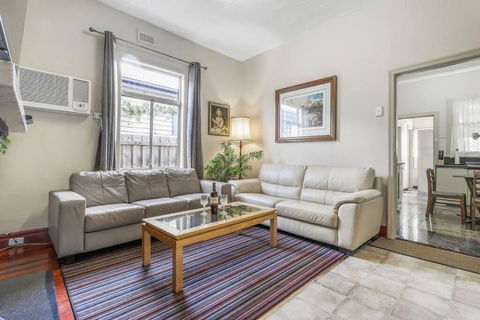 Spacious Urban Delight In Coburg - Sunshine Coast Tourism 0
