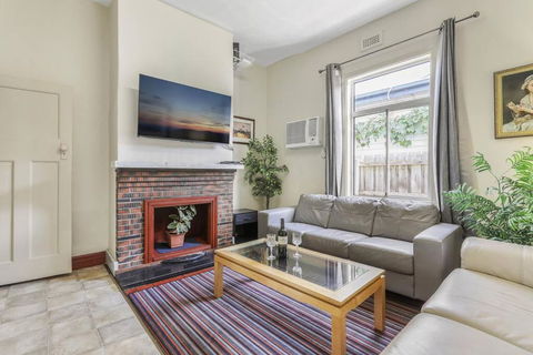 Spacious Urban Delight In Coburg - Sunshine Coast Tourism 1