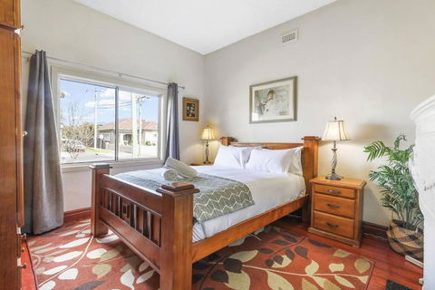 Spacious Urban Delight In Coburg - Sunshine Coast Tourism 2