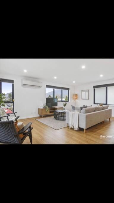 Spacious House Close To Hobart CBD WiFi And New Sony QLED Smart TV - Sunshine Coast Tourism 1