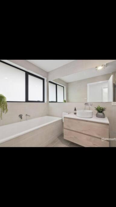 Spacious House Close To Hobart CBD WiFi And New Sony QLED Smart TV - Sunshine Coast Tourism 3
