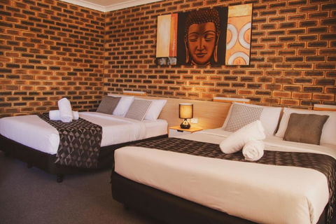 Squatters Homestead Motel - Sunshine Coast Tourism 3