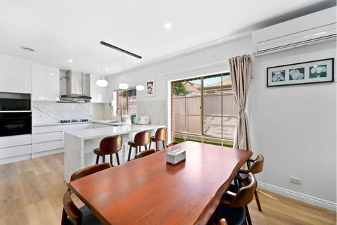 Stunning Bentleigh East 2BR Sun-Filled Home - Holiday Sunshine Coast 1