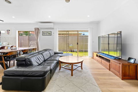 Stunning Bentleigh East 2BR Sun-Filled Home - Holiday Sunshine Coast 0