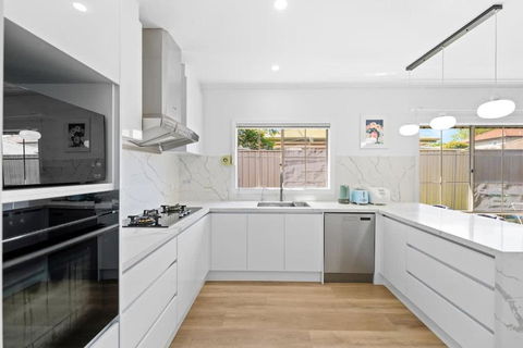 Stunning Bentleigh East 2BR Sun-Filled Home - Holiday Sunshine Coast 3