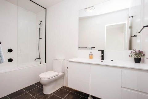 Stylish 3 BR Townhouse At Moncrieff Close To Playground - Sunshine Coast Tourism 1