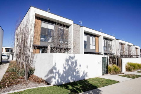 Stylish 3 BR Townhouse At Moncrieff Close To Playground - Sunshine Coast Tourism 2