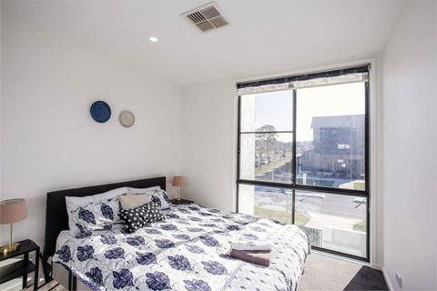 Stylish 3 BR Townhouse At Moncrieff Close To Playground - Sunshine Coast Tourism 3