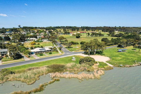 The Blue House On Lake Albert - Sunshine Coast Tourism 3