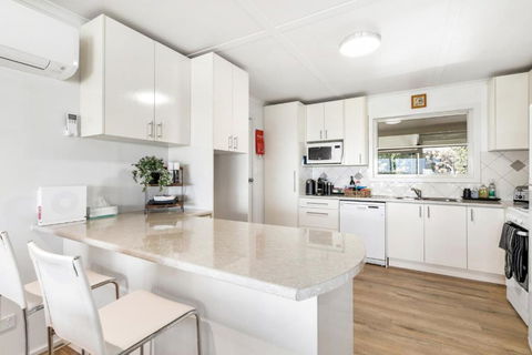 The Blue House On Lake Albert - Sunshine Coast Tourism 2