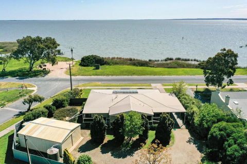 The Blue House On Lake Albert - Sunshine Coast Tourism 1