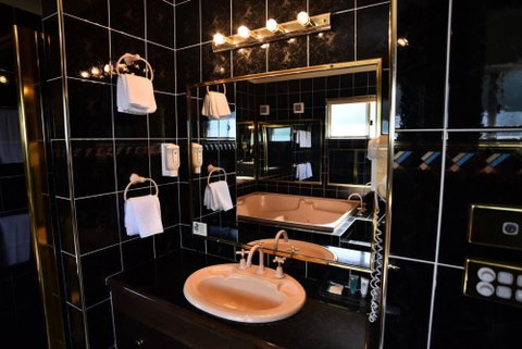 The Crossing Motel - Sunshine Coast Tourism 3