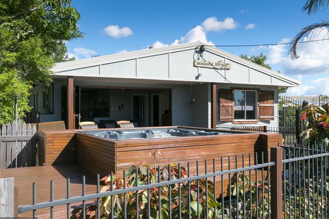 Beachside Cottages - Holiday Sunshine Coast 1