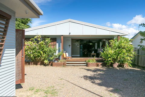 Beachside Cottages - Holiday Sunshine Coast 2