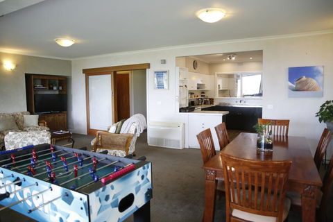 Beachside Entertainer - Sunshine Coast Tourism 1