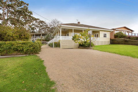 BEACHSIDE GETAWAY - DROMANA - Holiday Sunshine Coast 0