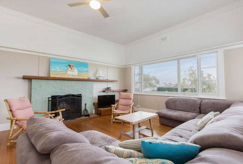 BEACHSIDE GETAWAY - DROMANA - Holiday Sunshine Coast 1